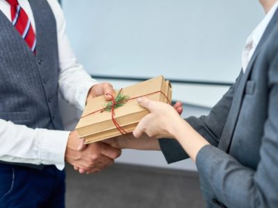 Tư vấn cách chọn quà tặng doanh nghiệp vừa ý nghĩa vừa tiết kiệm